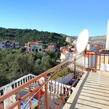 Apartment Apartments With A Parking Space Mastrinka, Ciovo - 9428 *